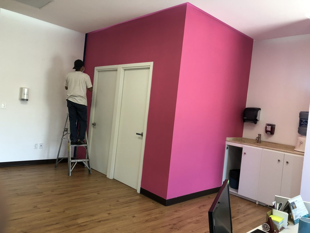 Diseño de muros, rotulaciones y decoración festiva.Marketing 360 para Axionlog - Decoración inspirada en Luis Barragán